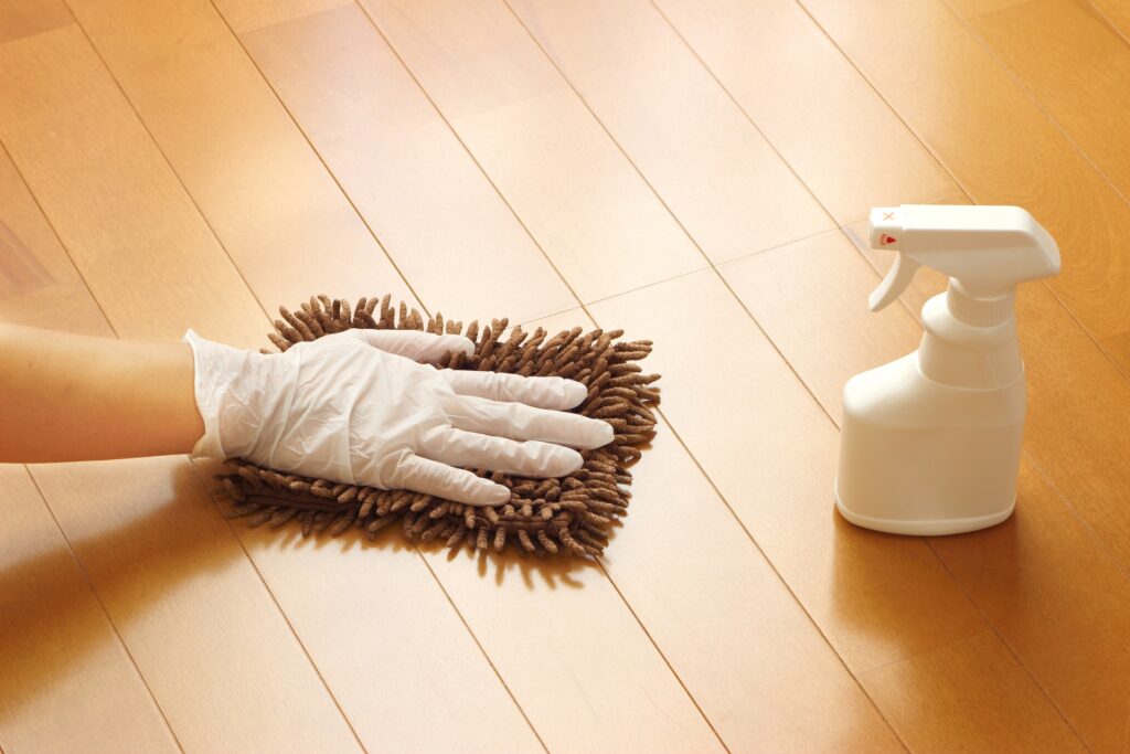 梅雨時期のエコ掃除術：ベランダ手すりや玄関外回りをピカピカに掃除する方法