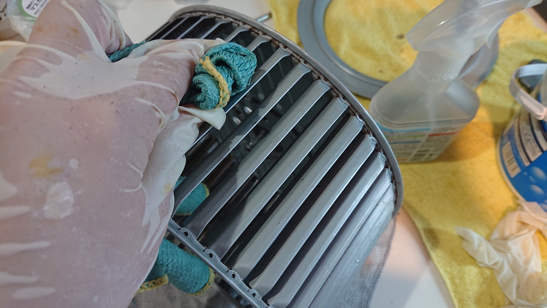 夏にピッタリな換気扇掃除方法とおすすめ洗剤。