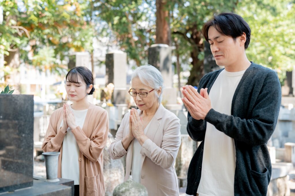お墓参りとお墓の掃除方法について