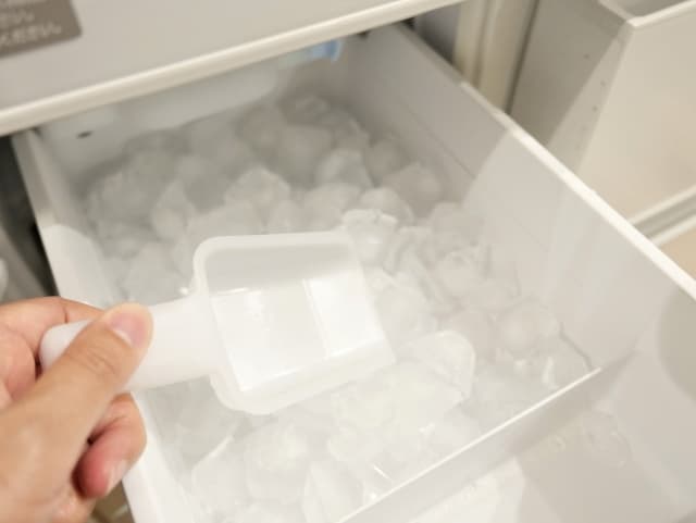 【夏の見落としがちな掃除】冷蔵庫の製氷機、実はカビだらけかも?家庭でできる掃除方法