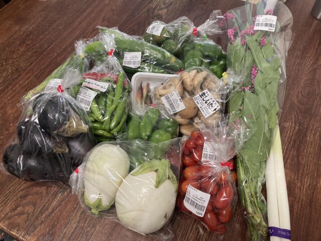 朝からルンルン🎶
お野菜いっぱい買ってきました〜
早起きして時間あったので。

新鮮なお野菜がいっぱい💕
今日は、白いナスビもあった🤭
白ネギのそばあるお花は、見たことないので買っちゃった。
岡山から届く野菜が近所で買えて嬉しい。
彩都美作というお店

今日は、米騒動も収まり
平和なショッピングでした🤣