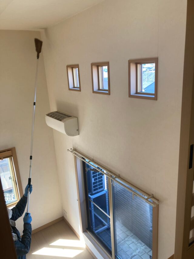 豊中市へ引越し掃除ハウスクリーニング。
今回は、水回りリフォームが入るのでお部屋のホコリ取り、エアコンクリーニング、窓掃除が中心でした。

リフォーム完了までにも、時々、豊中に来るようで。この家で仮住まいできるように、ピカピカにしてきました〜😊

前のオーナーさんが掃除苦手だったのかな？と思うぐらいホコリが多くて…
これじゃ、赤ちゃんがかわいそう💦
パパもアレルギーがあるそうなので、できる限りキレイにさせて頂きました😊

天井高くて〜
大変でしたが、今回も喜んで頂けて嬉しいです！

⭐︎豊中市、箕面市などへのお引越しするならハウスクリーニングはお任せ下さいね！
まずは、お問い合わせご相談ください

自然派ハウスクリーニングhappylife
072-728-5018
公式LINE @bcd1077g

【HP】はプロフURLへ

#引越し
#掃除
#ハウスクリーニング
#豊中ハウスクリーニング
#箕面ハウスクリーニング
#大阪ハウスクリーニング